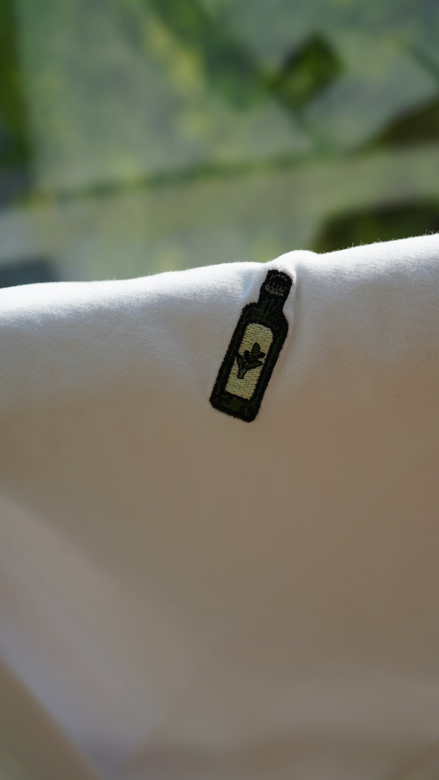 Für Damen: Bestickte Olivenölflasche auf 100% Bio Baumwoll-T-Shirt aus europäischer Produktion