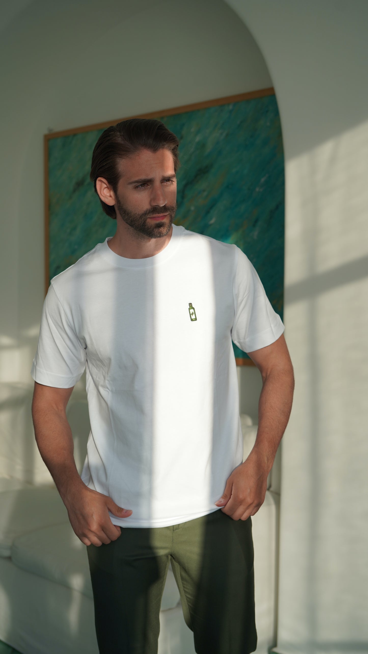 Für Herren: Bestickte Olivenölflasche auf 100% Bio Baumwoll-T-Shirt aus europäischer Produktion