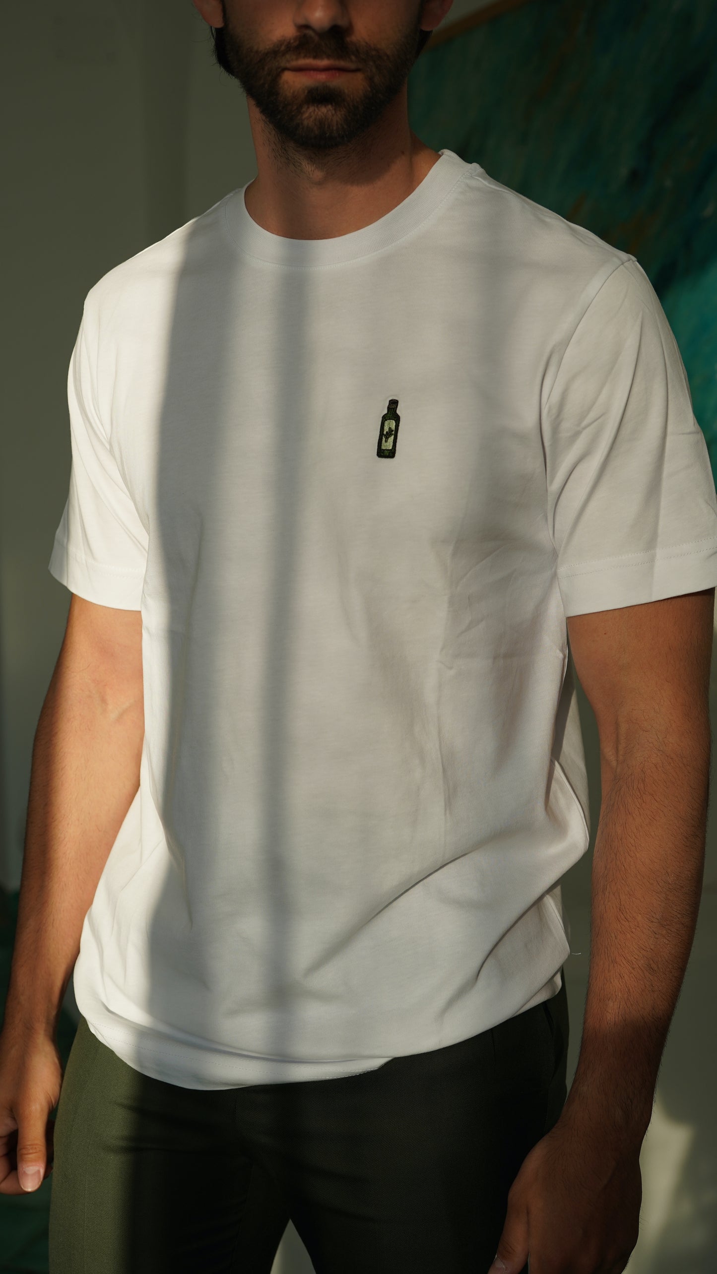 Für Herren: Bestickte Olivenölflasche auf 100% Bio Baumwoll-T-Shirt aus europäischer Produktion