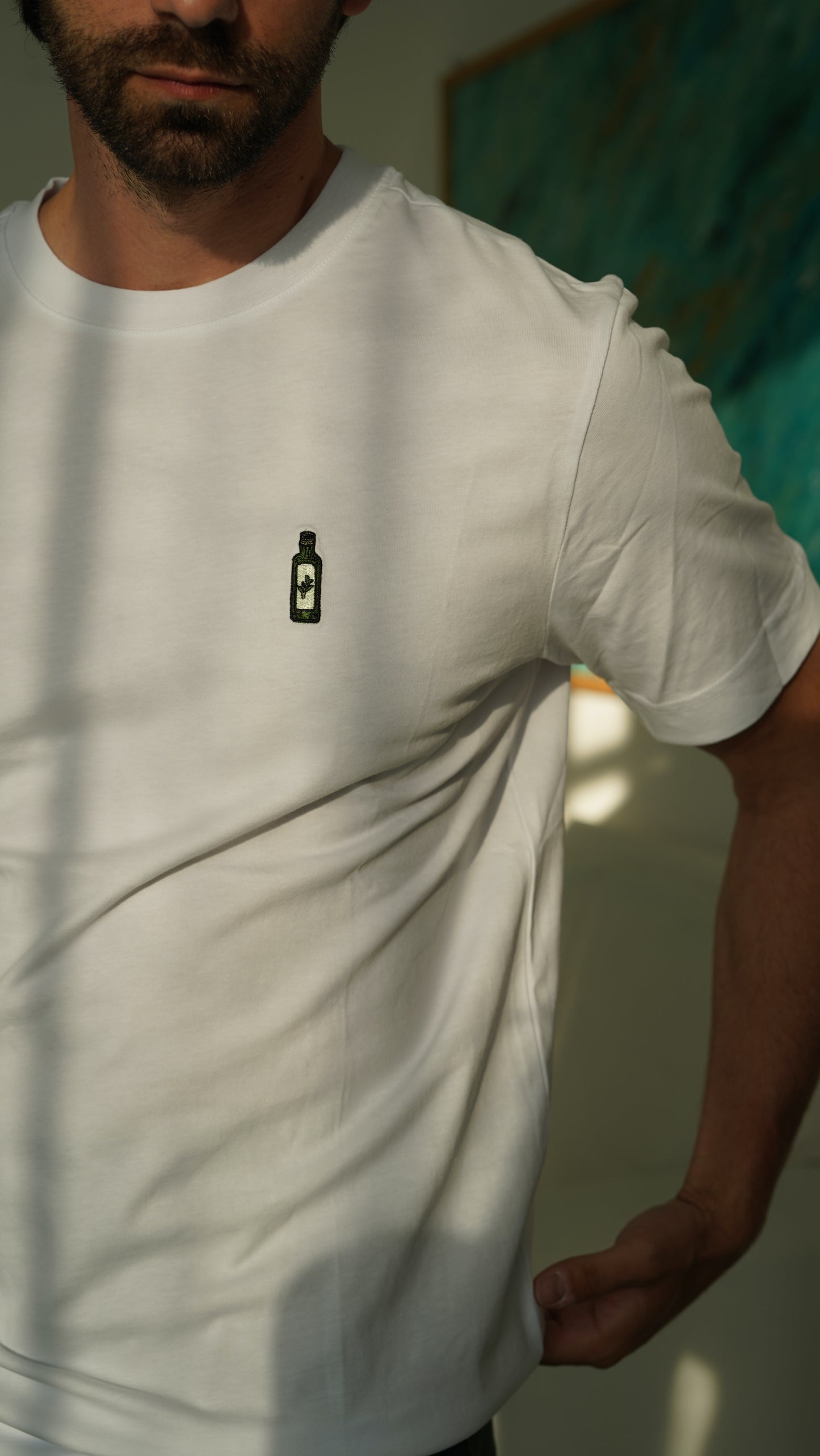 Für Herren: Bestickte Olivenölflasche auf 100% Bio Baumwoll-T-Shirt aus europäischer Produktion