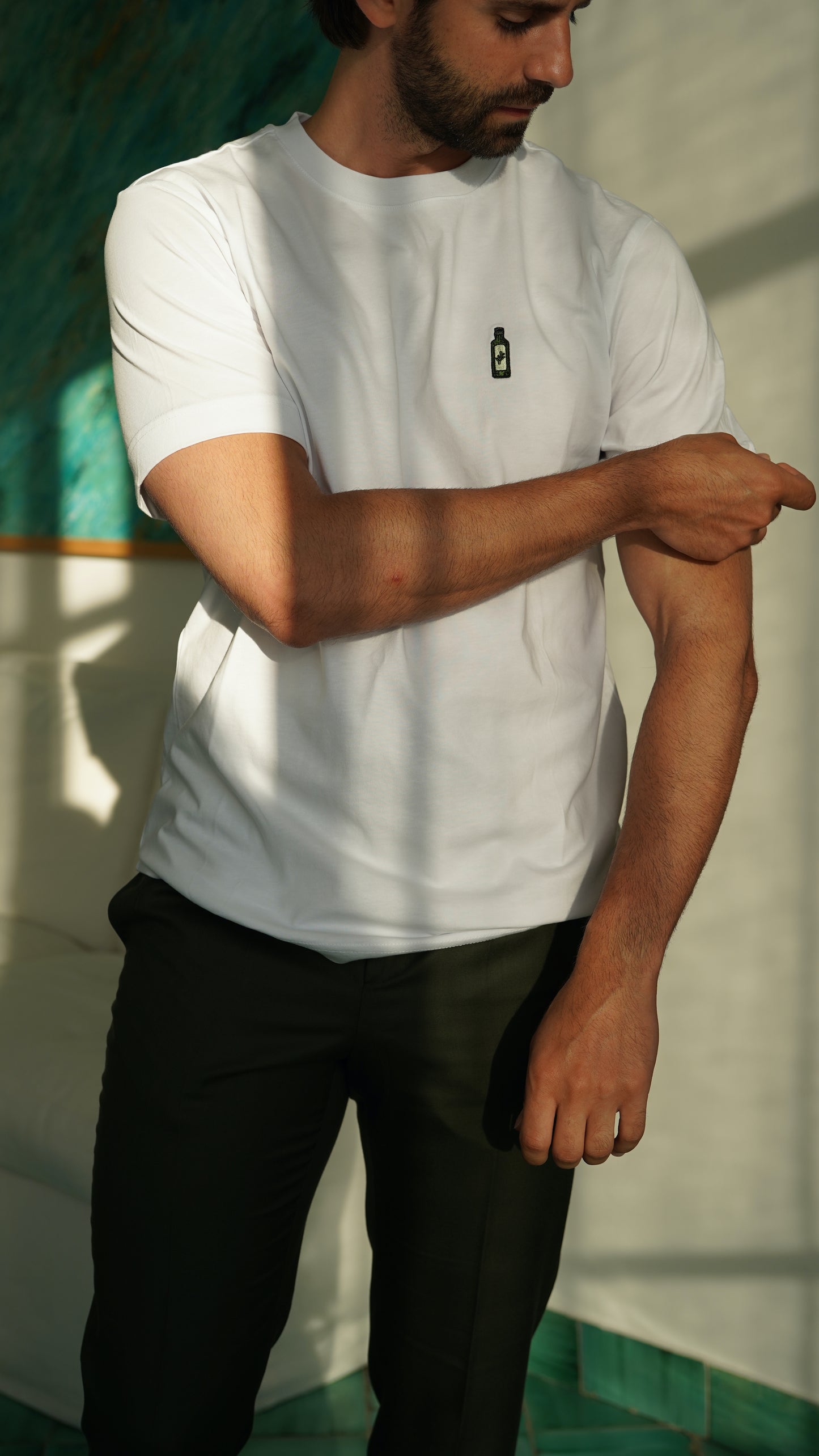 Für Herren: Bestickte Olivenölflasche auf 100% Bio Baumwoll-T-Shirt aus europäischer Produktion