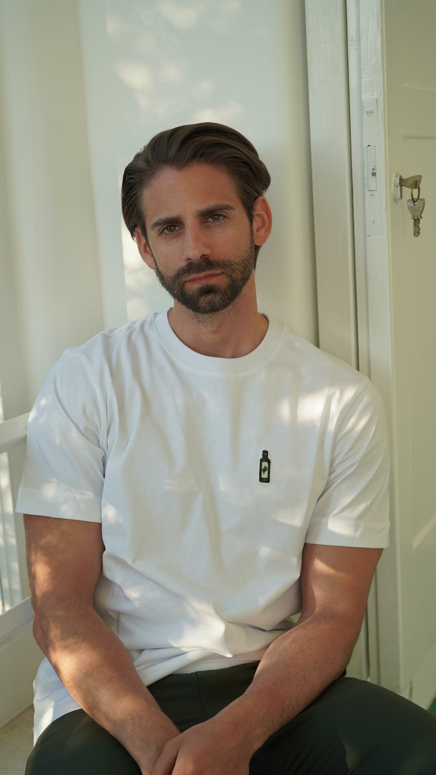 Für Herren: Bestickte Olivenölflasche auf 100% Bio Baumwoll-T-Shirt aus europäischer Produktion