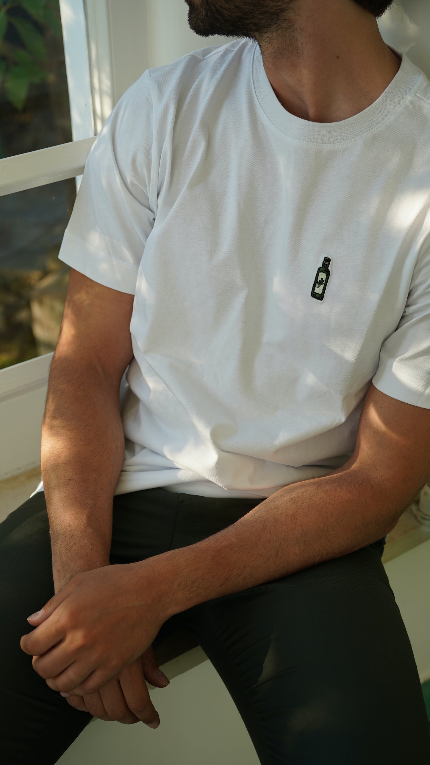 Für Herren: Bestickte Olivenölflasche auf 100% Bio Baumwoll-T-Shirt aus europäischer Produktion