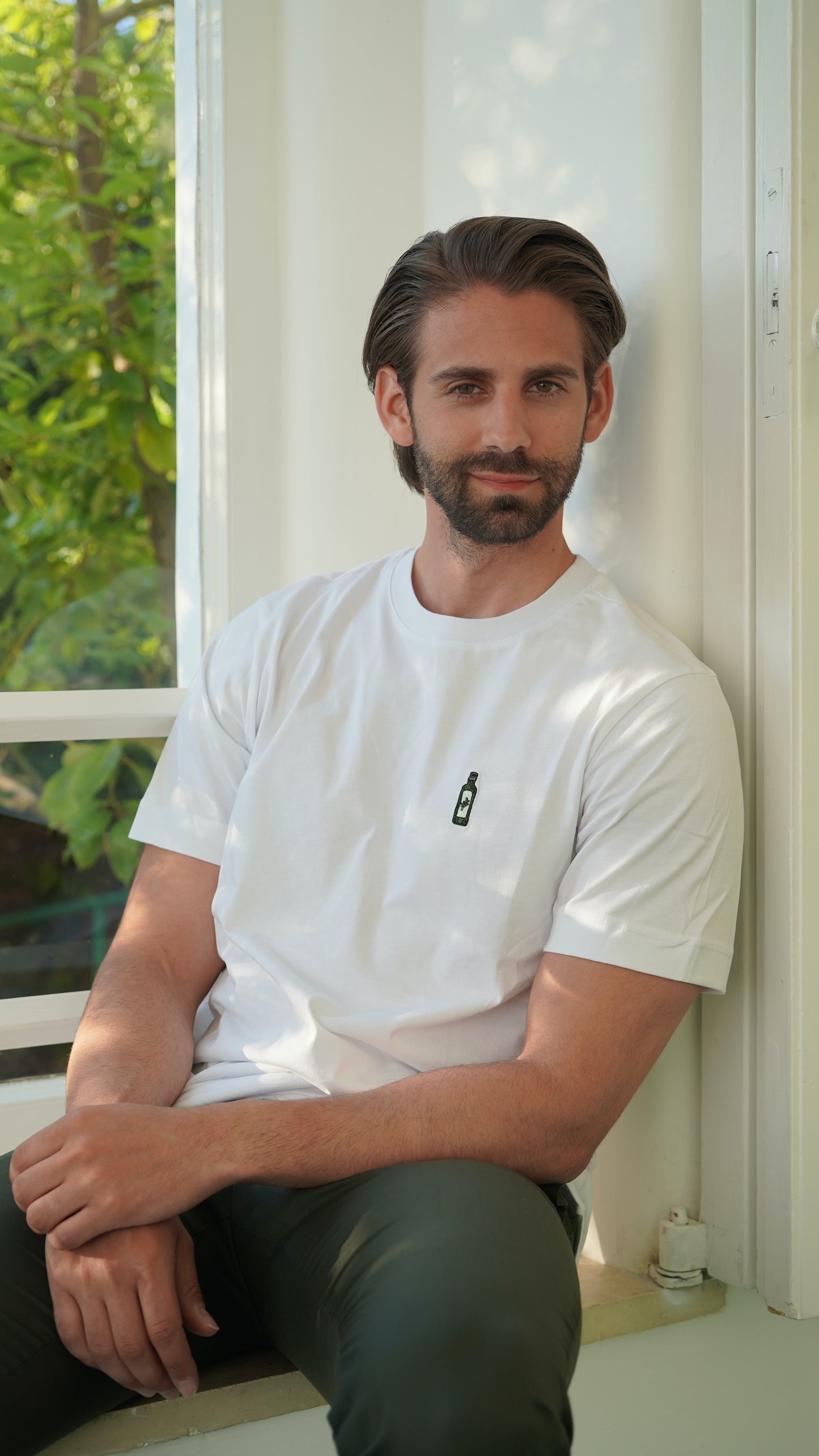 Für Herren: Bestickte Olivenölflasche auf 100% Bio Baumwoll-T-Shirt aus europäischer Produktion