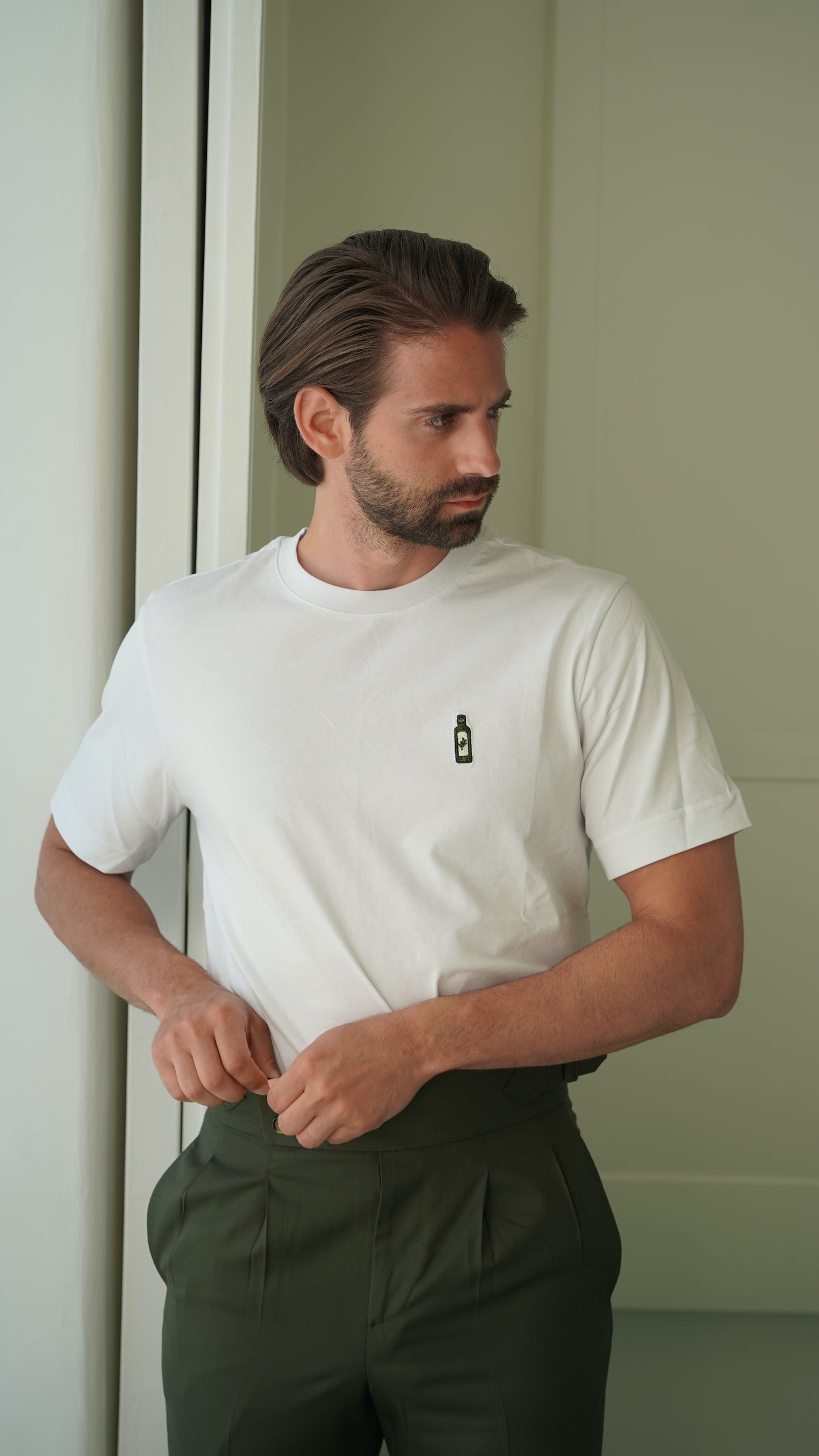 Für Herren: Bestickte Olivenölflasche auf 100% Bio Baumwoll-T-Shirt aus europäischer Produktion