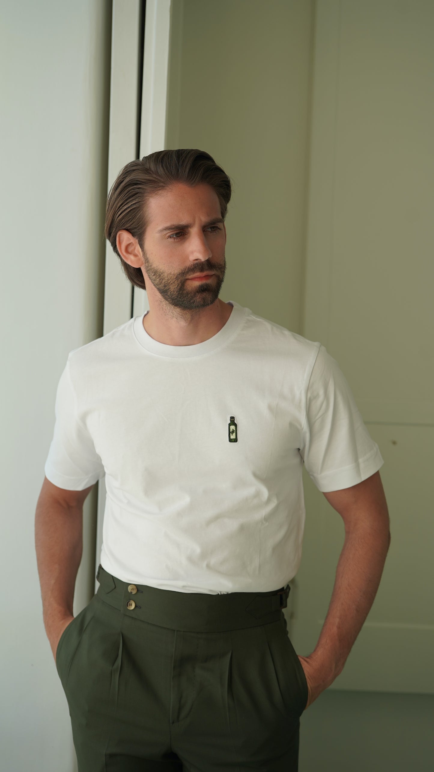 Für Herren: Bestickte Olivenölflasche auf 100% Bio Baumwoll-T-Shirt aus europäischer Produktion