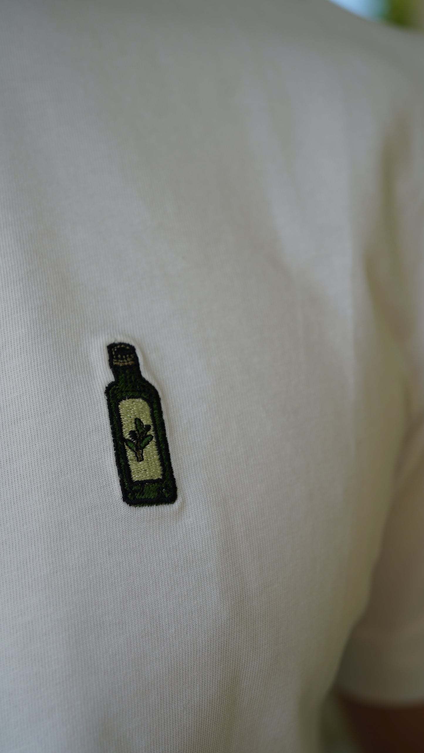 Für Herren: Bestickte Olivenölflasche auf 100% Bio Baumwoll-T-Shirt aus europäischer Produktion