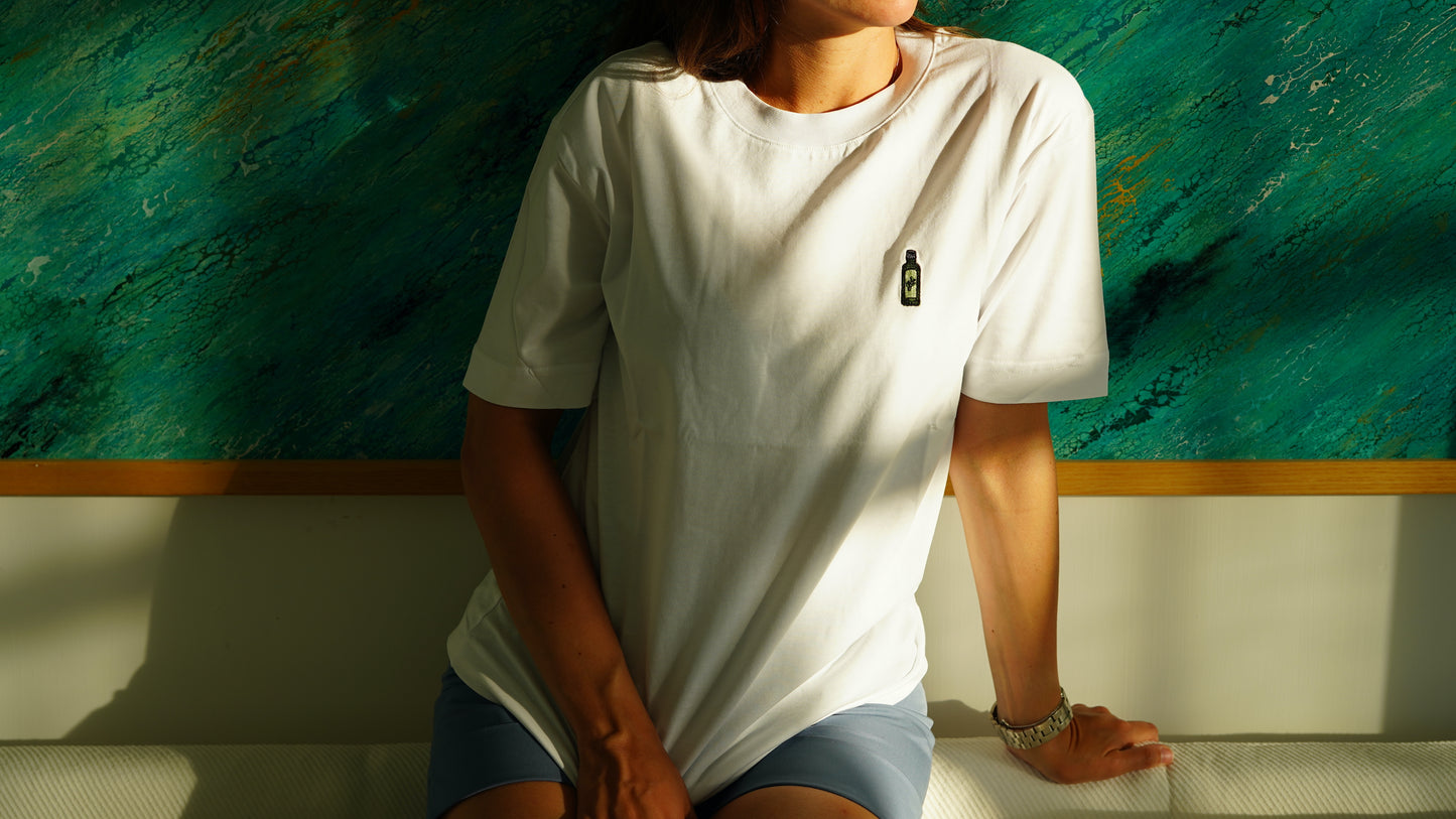 Für Damen: Bestickte Olivenölflasche auf 100% Bio Baumwoll-T-Shirt aus europäischer Produktion